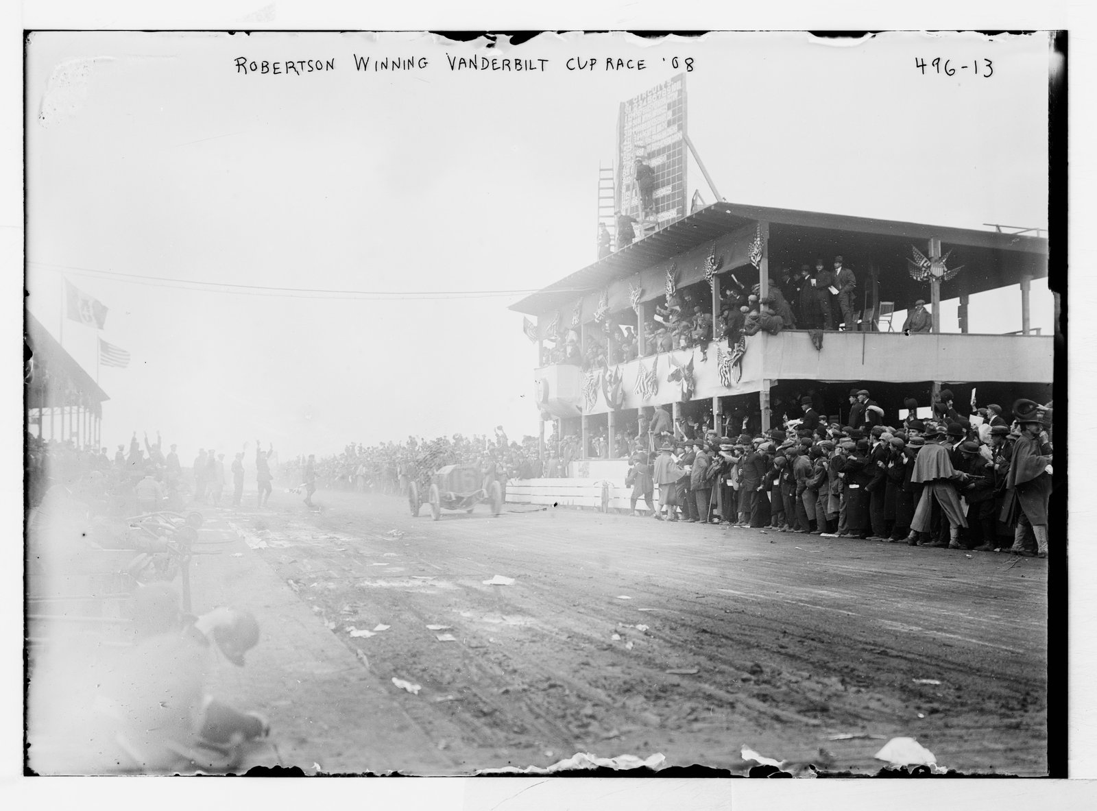 Crowds and grandstand at the finish of the 1908 Vanderbilt Cup on Long Island