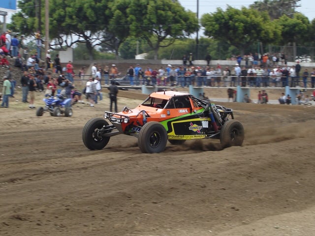 Lobsam Yee’s SCORE Class 10 turning into the Ensenada river at the start of the 2007 Baja 500 — photo by LPhillippi